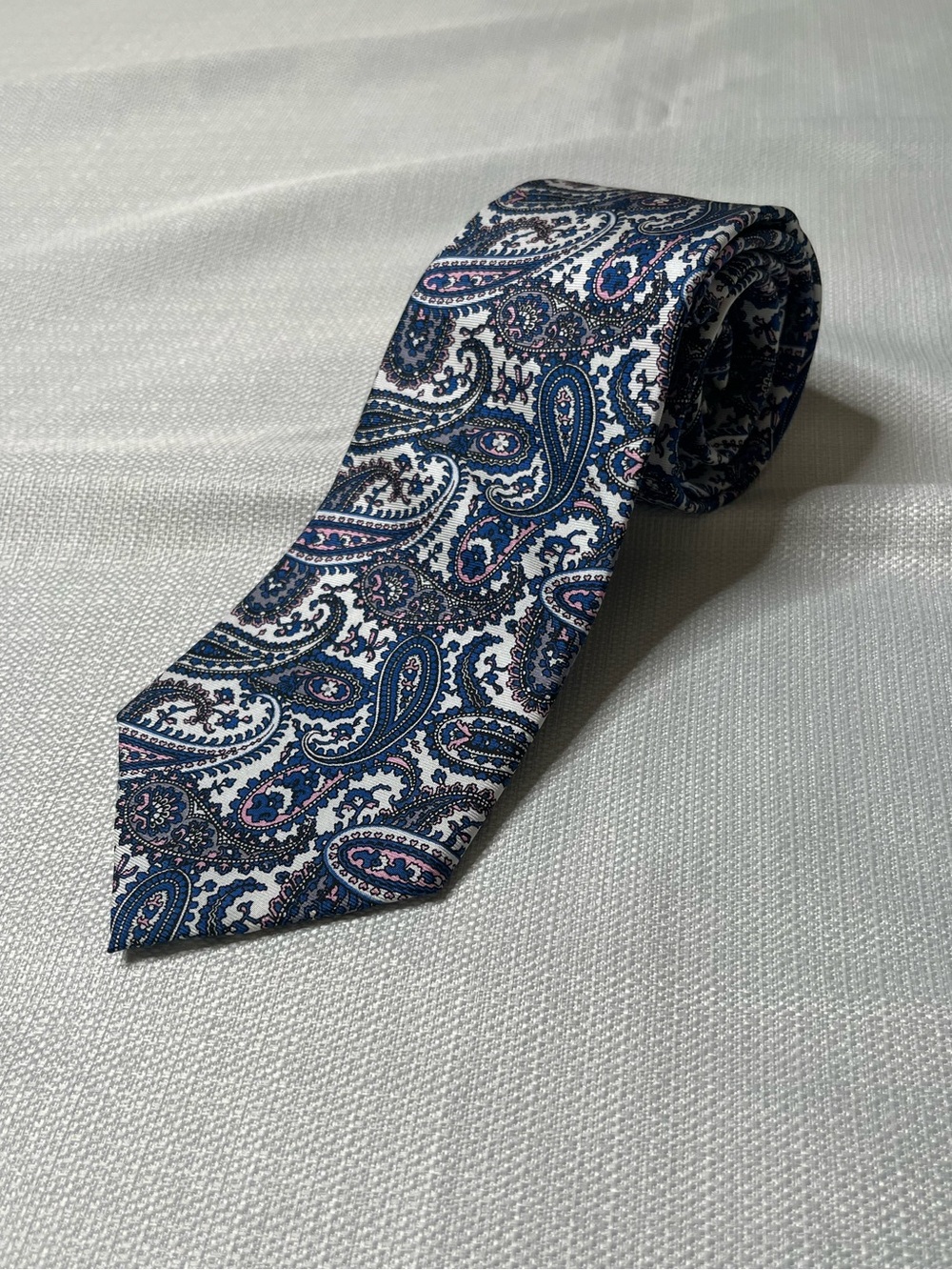 Vintage John Weitz 100% Silk Tie White Blue Paisley Old Money Heritage Style